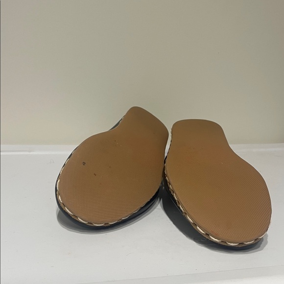 Sabah Black Leather Women's Flats - Picture 8 of 8